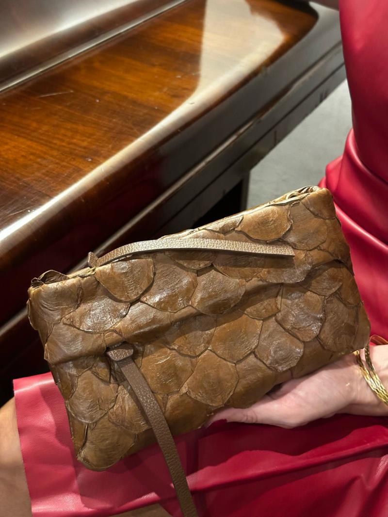Bolsa no couro pirarucu