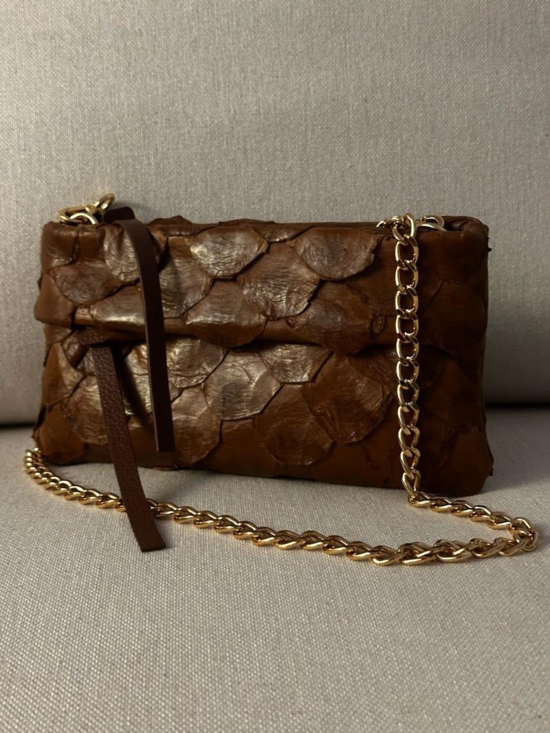 Bolsa no couro pirarucu