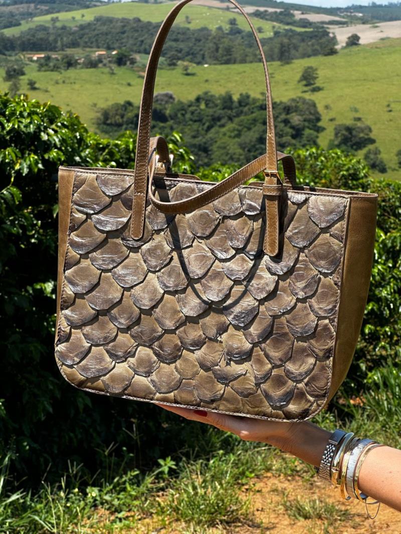 Bolsa no couro de pirarucu 