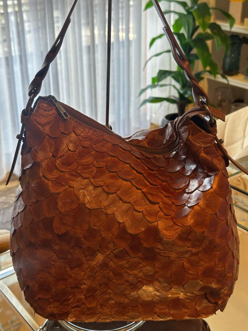 Bolsa couro de pirarucu 