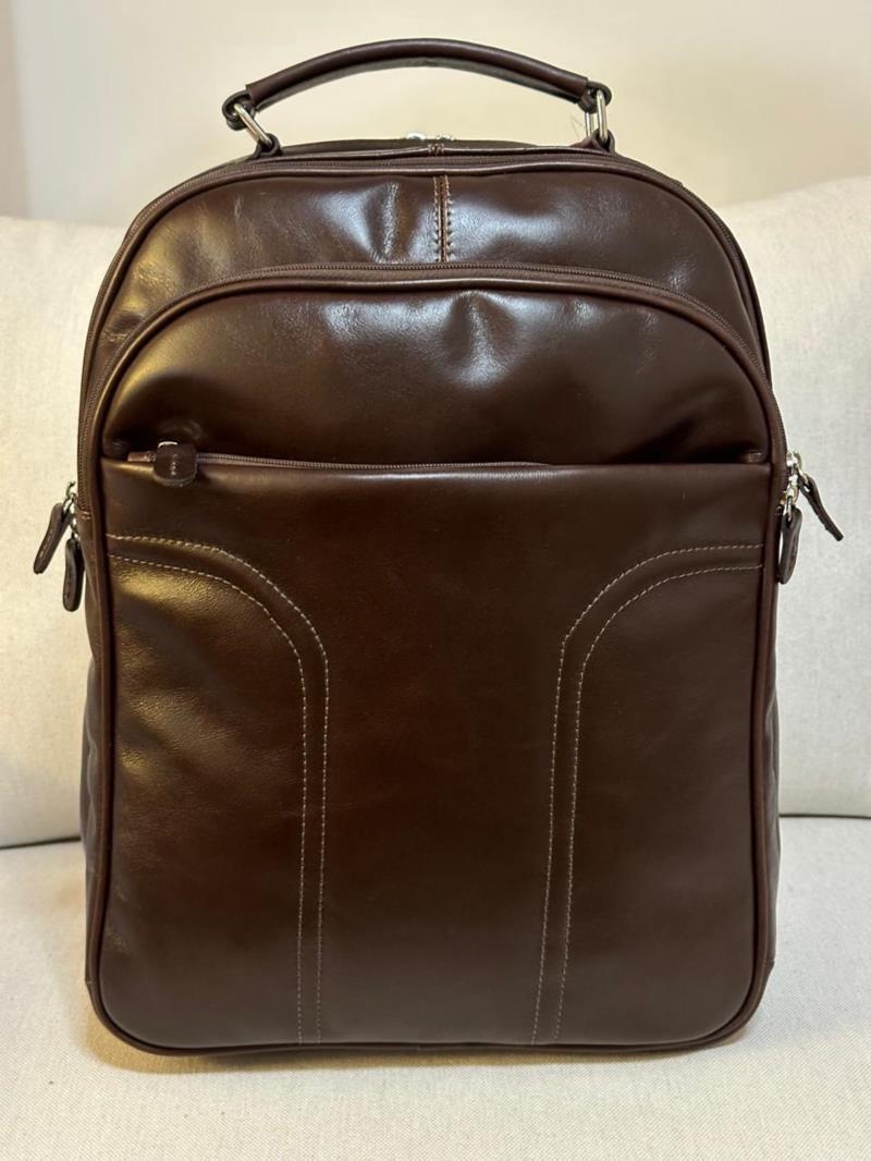 MOCHILA EM COURO LEGITIMO.