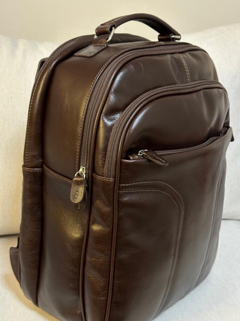 MOCHILA EM COURO LEGITIMO.