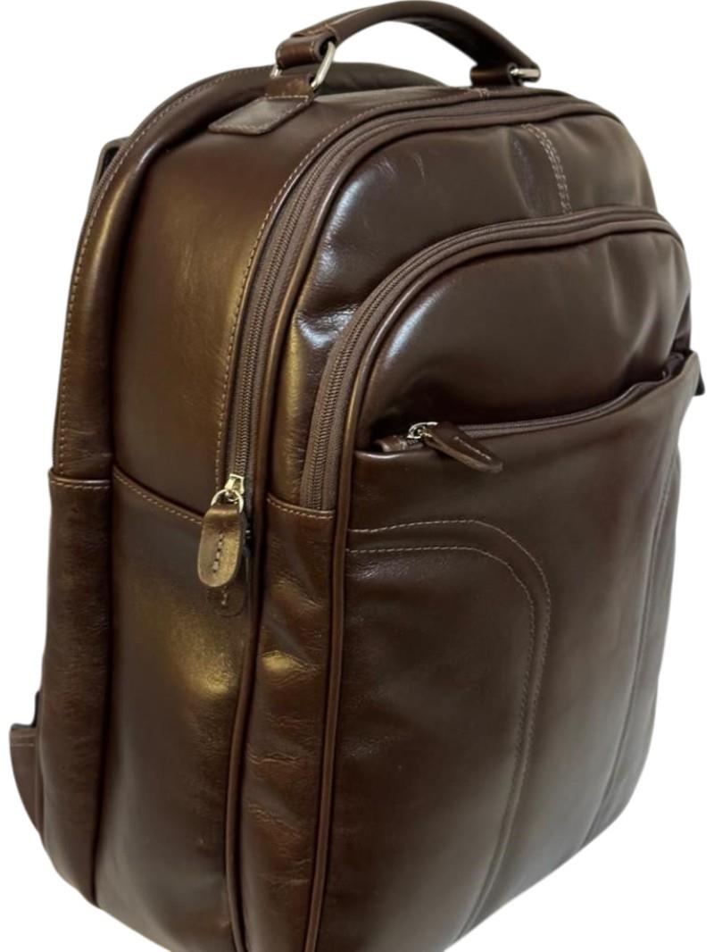 MOCHILA EM COURO LEGITIMO.